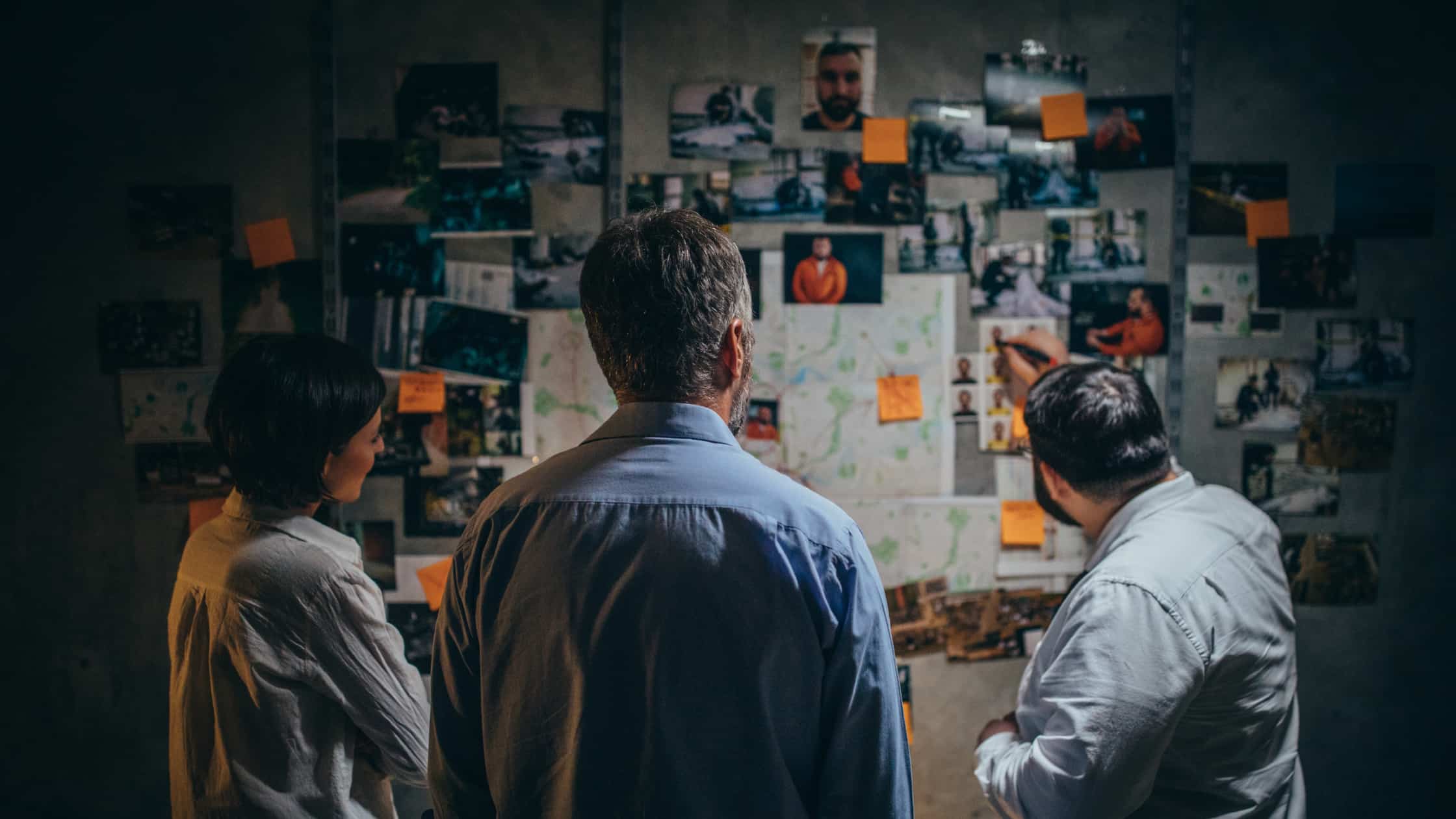 The picture depicts Private Investigators in Queensland conducting desk investigation for ATI